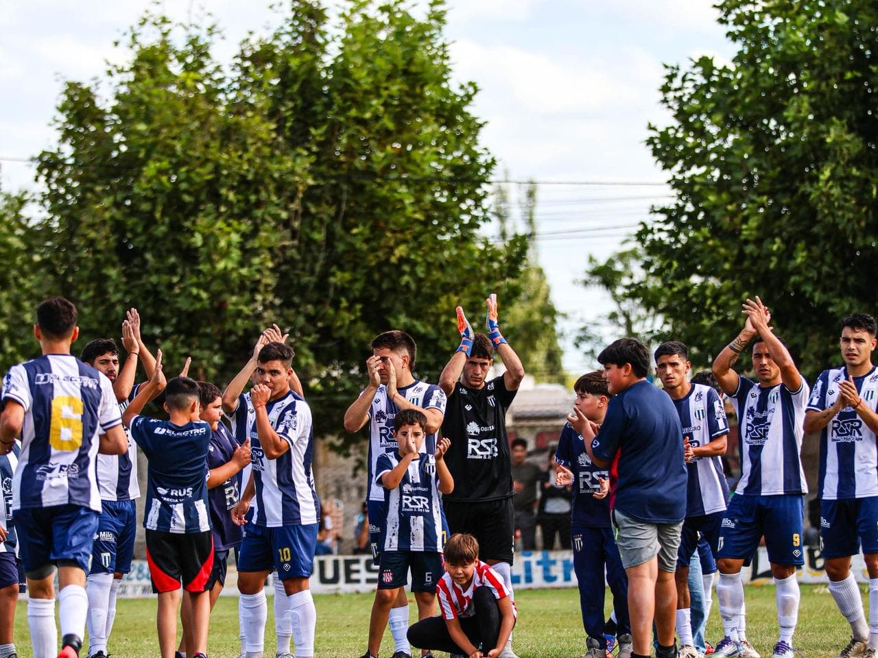El equipo de Viamonte junto a sus hinchas