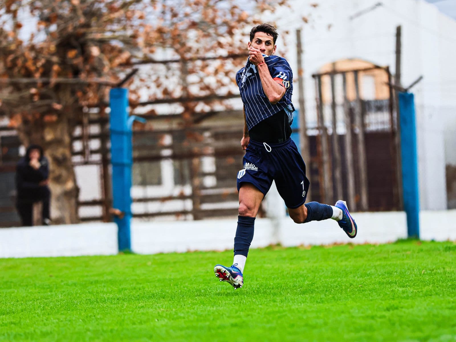 Festejo de Viamonte dentro de la cancha