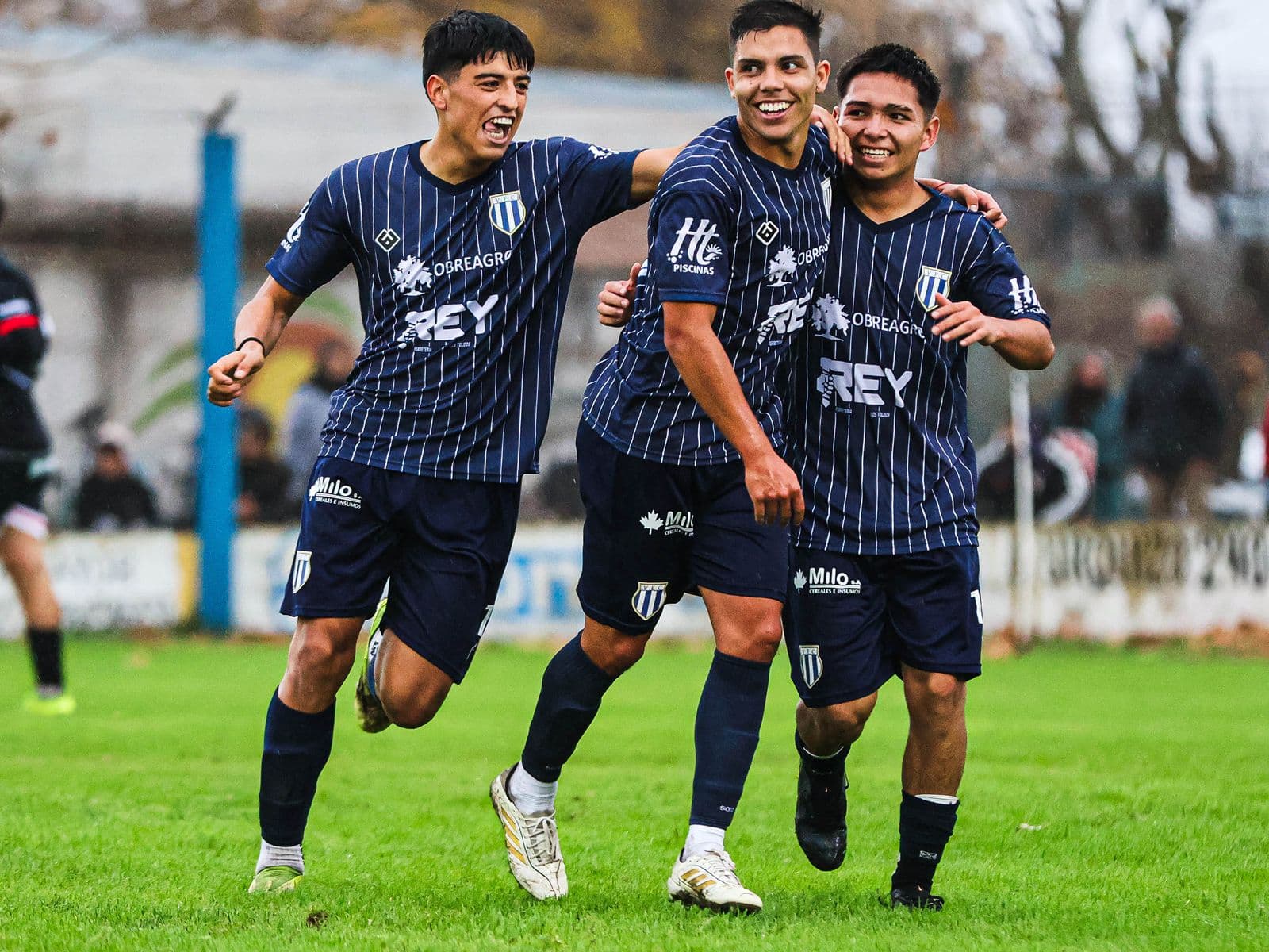 Jugadores de Viamonte celebrando un gol